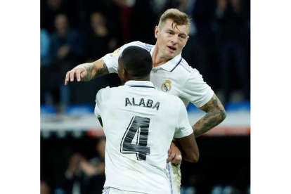 Kross es felicitado por su compañero Alaba tras anotar el segundo gol para el Real Madrid. JUANJO MARTÍN