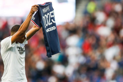 Mbappé celebra su renovación con el PSG hasta 2025 después de rechazar finalmente la oferta del Real Madrid. MOHAMMED BADRA