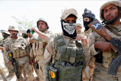 Soldados del Ejército iraquí en el centro de Faluya.
