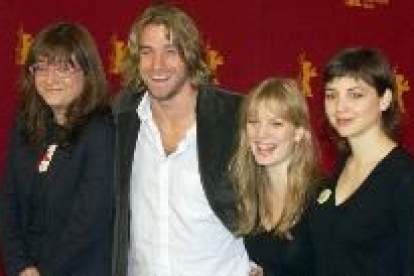 La cineasta Isabel Coixet con los actores Scott Speedmann, Sarah Polley y Leonor Watling