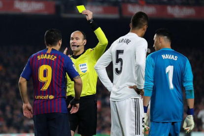 Mateu Lahoz muestra la tarjeta amarilla a Luis Suárez, en el clásico de Copa de la semana pasada.
