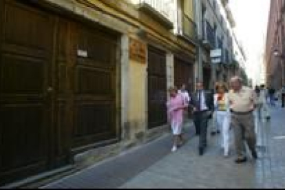El alcalde, acompañado por varios de sus concejales, recorrió ayer la calle Domínguez Berrueta