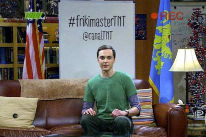 Imagen promocional del concurso del TNT con Sheldon (Jim Parsons), el personaje principal de la serie 'The Big Band Theory'