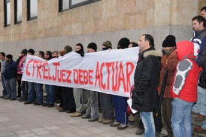 Los trabajadores protagonizaron ayer un acto de protesta a las puertas de los Juzgados.