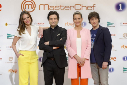 Equipo de 'Masterchef', con la presentadora, Eva González, y los tres jurados: Pepe Rodríguez, Jordi Cruz y Samantha Vallejo-Nájera.