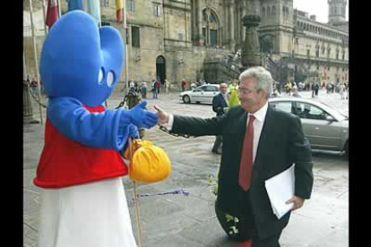 «Pelegrín» saluda al conselleiro de Cultura, Jesús Pérez  Varela en los actos inauguralesdel Xacobeo 2004. En cualquier tienda del casco histórico compostelano se pueden adquirir réplicas de la mascota.