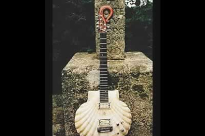 Esta guitarra es uno de los recuerdos del Camino que, sin duda alguna, ha llamado más la atención. El instrumento fue compuesto por el luthier santiagués Pablo Seoane.