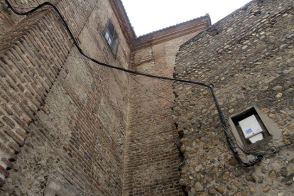 Cables sobre el castillo de León del Arco de la Cárcel