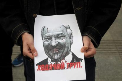 Imagen de un cartel con una caricatura de Lukashenko. WOJCIECH OLKUSNIK