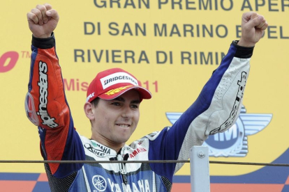 El piloto español de Yamaha, Jorge Lorenzo, celebra en el podio la victoria conseguida en el Gran Premio de San Marino disputado en el circuito italiano de Misano el 4 de septiembre de 2011.