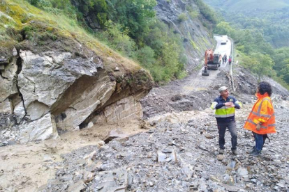Imagen del derrumbe de la carretera de Peñalba este verano