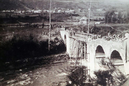 La MSP encargó al fotógrafo Diego González Ragel que tomara imágenes de las obras. Construcción del último puente, con Villablino al fondo.