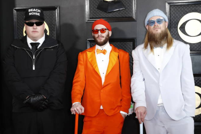 Matt Schaeffer, Johnny Kosich, y Jake Kosich de Beach Noise, en su llegada a los Grammy 2023. EFE/EPA/CAROLINE BREHMAN