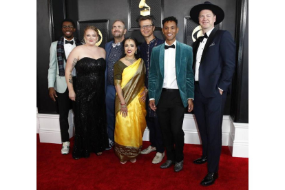 Corbin Jones, Allie Stringer, Dave Stringer, Tulsi Bloom, Madi Das, Justin Michael Williams y Patrick Richey, en su llegada a los Grammy 2023. EFE/EPA/CAROLINE BREHMAN