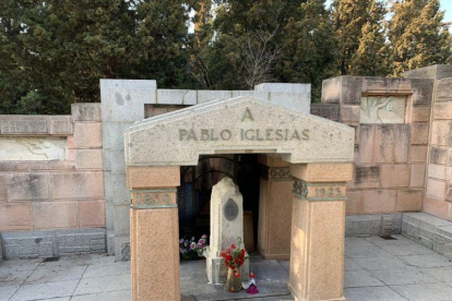 Tumba de Pablo Iglesias, fundador del PSOE, en el cementerio de La Almudena de Madrid