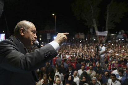 Erdogan se dirige a sus seguidores, ayer, en Estambul.