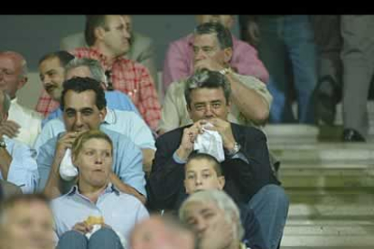 Encontrarse a Miguel Martínez en el fútbol, en la imagen comiendo un bocadillo en el partido que enfrentó a la Cultural con el Rayo Vallecano, es algo habitual.
