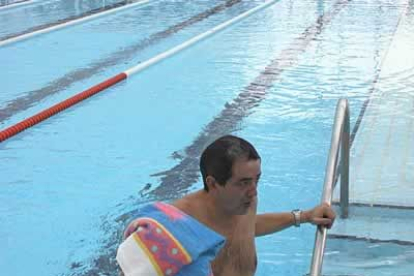 La piscina climatizada de Trobajo, que el propio alcalde se encargó de proba, como se demuestra en la imagen, es una de las más modernas de la provincia.