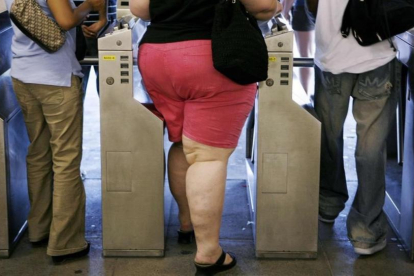 Una mujer obesa entra en el metro de Nueva York.