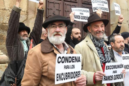 Imagen de la manifestación de los ex seminaristas de La Bañeza frente al Obispado de Astorga. J. CASARES