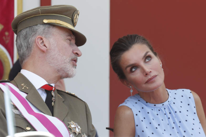 El rey Felipe VI y la reina Letizia ayer en Huesca, durante el desfile del Día de las Fuerzas Armadas. JAVIER BELVER