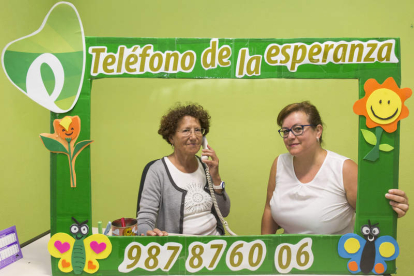 Piedad Pacho Valbuena y Mar Gutiérrez, con el cartel que utilizan para hablar con los niños y niñas de las emociones. F. OTERO PERANDONES