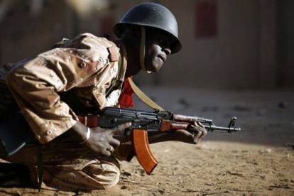 Las tropas francesas ayudan al ejército Mali a poner fin a un nuevo ataque de los rebeldes islamistas en Gao.