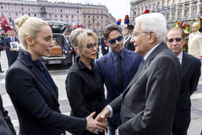 El presidente italiano Sergio Mattarella saluda a Marta Fascina, Marina, Pier Silvio y Paolo Berlusconi (Dal final del funeral de Estado del exprimer ministro italiano y magnate de los medios Silvio Berlusconi en la Catedral de Milán.