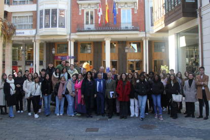 Foto de familia de los 65 alumnos de Grado en Derecho de la Universidad de León. DL