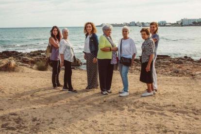 La consellera de Justícia, Ester Capella (tercera por la izquierda) con familiares de las cinco milicianas en la playa de Sa Coma. Carla Bellera es la primera por la izquierda.
