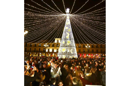 La plaza Mayor de León luce uno de los diseños más destacados de la propuesta de iluminación navideña esta vez.