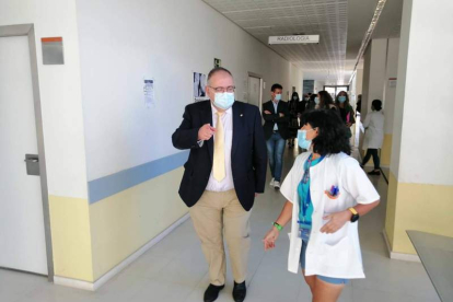 El consejero Alejandro Vázquez, durante su visita de ayer al centro de salud de Villablino. DL