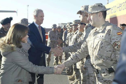 Soraya Sáenz de Santamaría, acompañada del ministro Pedro Morenés, saluda a las tropas españolas, este lunes en Herat.