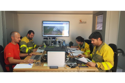 Puesto de control de la Junta de Castilla y León en el incendio de San Bartolomé de Rueda. ICAL