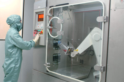 Uno de los profesionales de la planta de Calier en León, durante unos procesos de producción de vacunas. DL