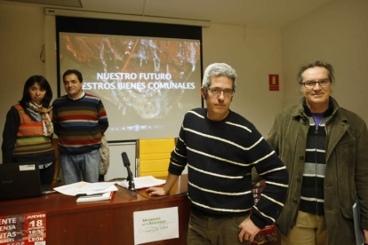 Representantes de los colectivos en defensa de las Juntas Vecinales, ayer, en León.