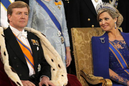 La reina Máxima mira al rey Guillermo, durante la ceremonia de investidura.