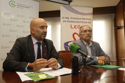 El presidente del Colegio de Farmacéuticos, Javier Herradón, y el de la Junta Provincial de la AECC, Estanislado de Luis. FERNANDO OTERO