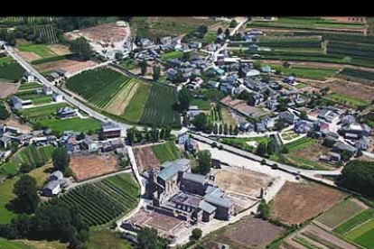 Perteneciente al mismo municipio es Carracedo, donde destaca el Monasterio de Santa María de Carracedo. Esta joya tuvo sus orígenes en el año 990