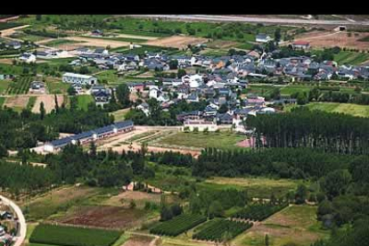 El paisaje es muy hermoso: regadío y agricultura intensiva, predominando el minifundismo, con cultivos  de frutales y hortalizas