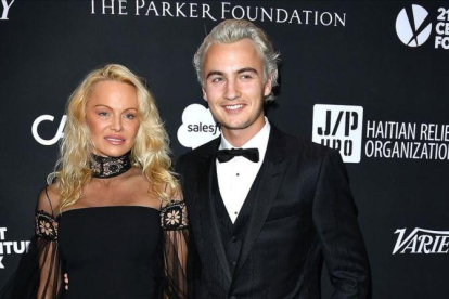 Pamela Anderson posa en la gala benéfica organizada por Sean Penn, acompañada de su hijo.