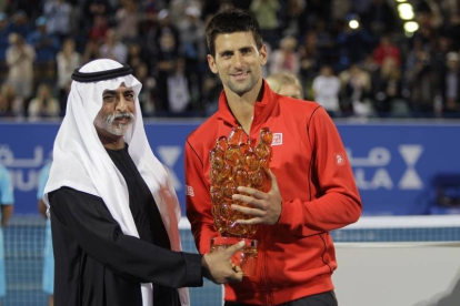 Novak Djokovic celebra la victoria del partido contra David Ferrer en la final del Campeonato Mundial de Tenis Mubadala en Abu Dhabi.