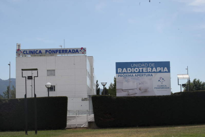 Vista exterior de Clínica Ponferrada, donde se puede ver el cartel, en una imagen tomada ayer. A.F. BARREDO