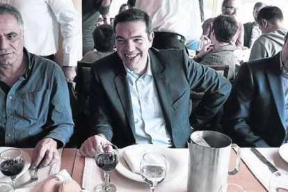 Alexis Tsipras, líder de la izquierda radical Syriza, comparte comida con colaboradores, este sábado en Atenas.