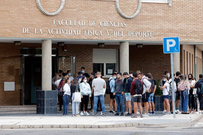 Los alumnos de la Universidad de León empezarán las clases el próximo lunes. DL