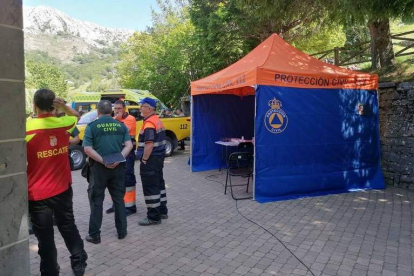 Imagenes del operativo montado ayer en la cueva de Valporquero para el rescate. DL