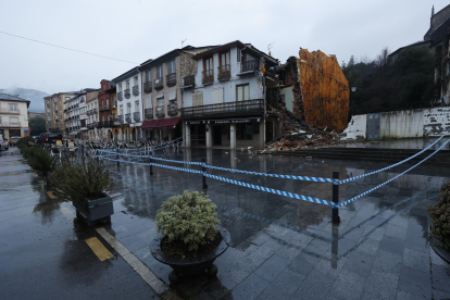 El derrumbe afecta a la medianera del número 13 de la plaza Mayor de Villafranca y la zona ha sido acordonada. L. DE LA MATA