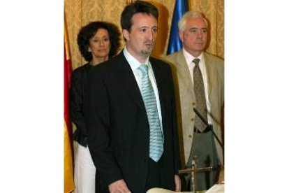 Javier Vidal juró su cargo ante la ministra Mercedes Cabrera