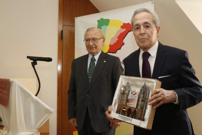 Martín Manceñido y Dias Pereira, en el homenaje al cónsul portugués en León. FERNANDO OTERO