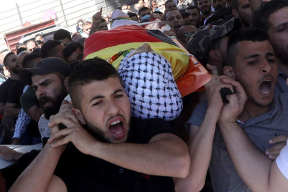 Un grupo de palestinos denuncia la muerte de un joven de 15 años por el ataque israelí. ALAA BADARNEH